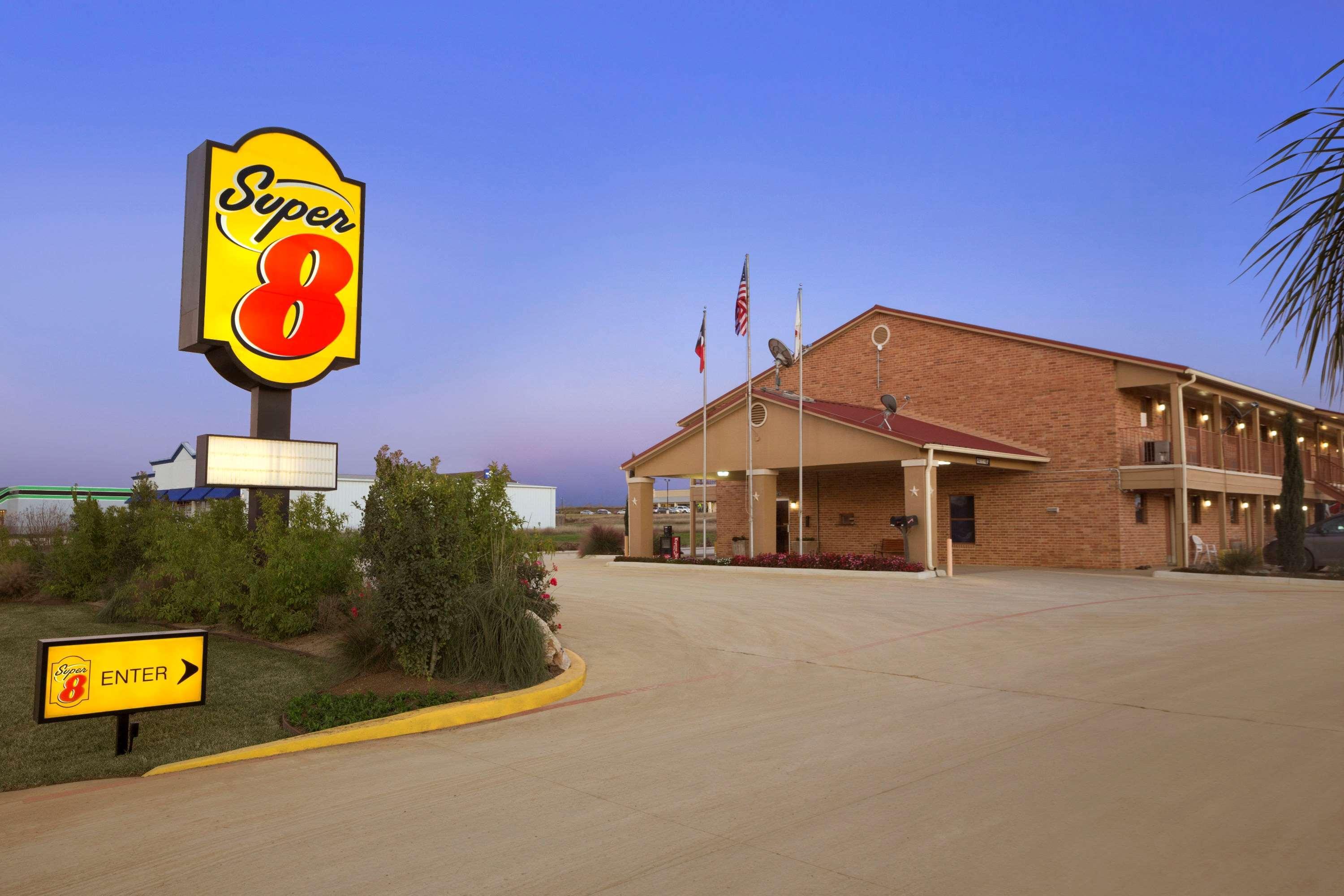 Motel Super 8 By Wyndham Pleasanton Esterno foto