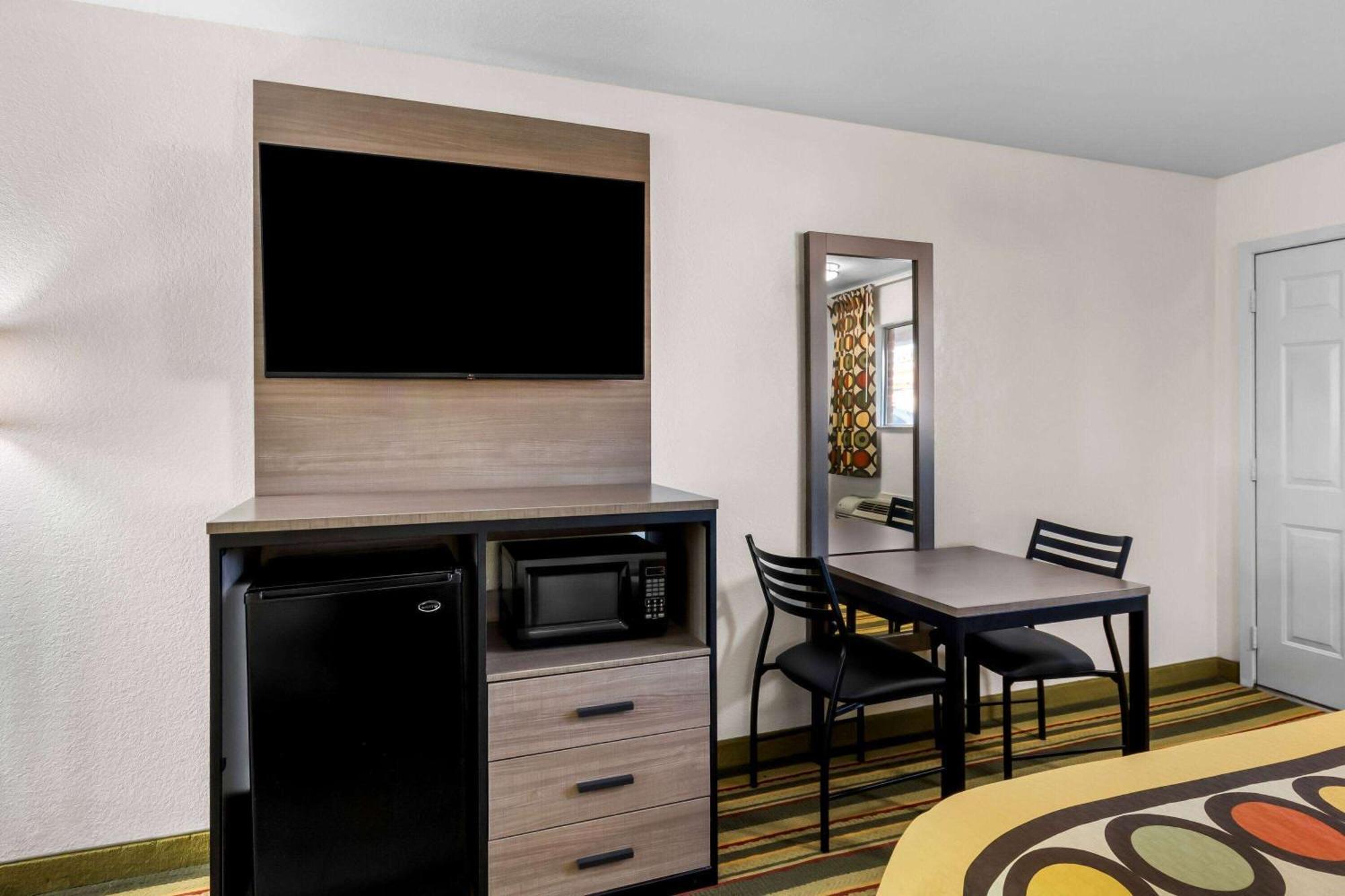 Motel Super 8 By Wyndham Pleasanton Esterno foto