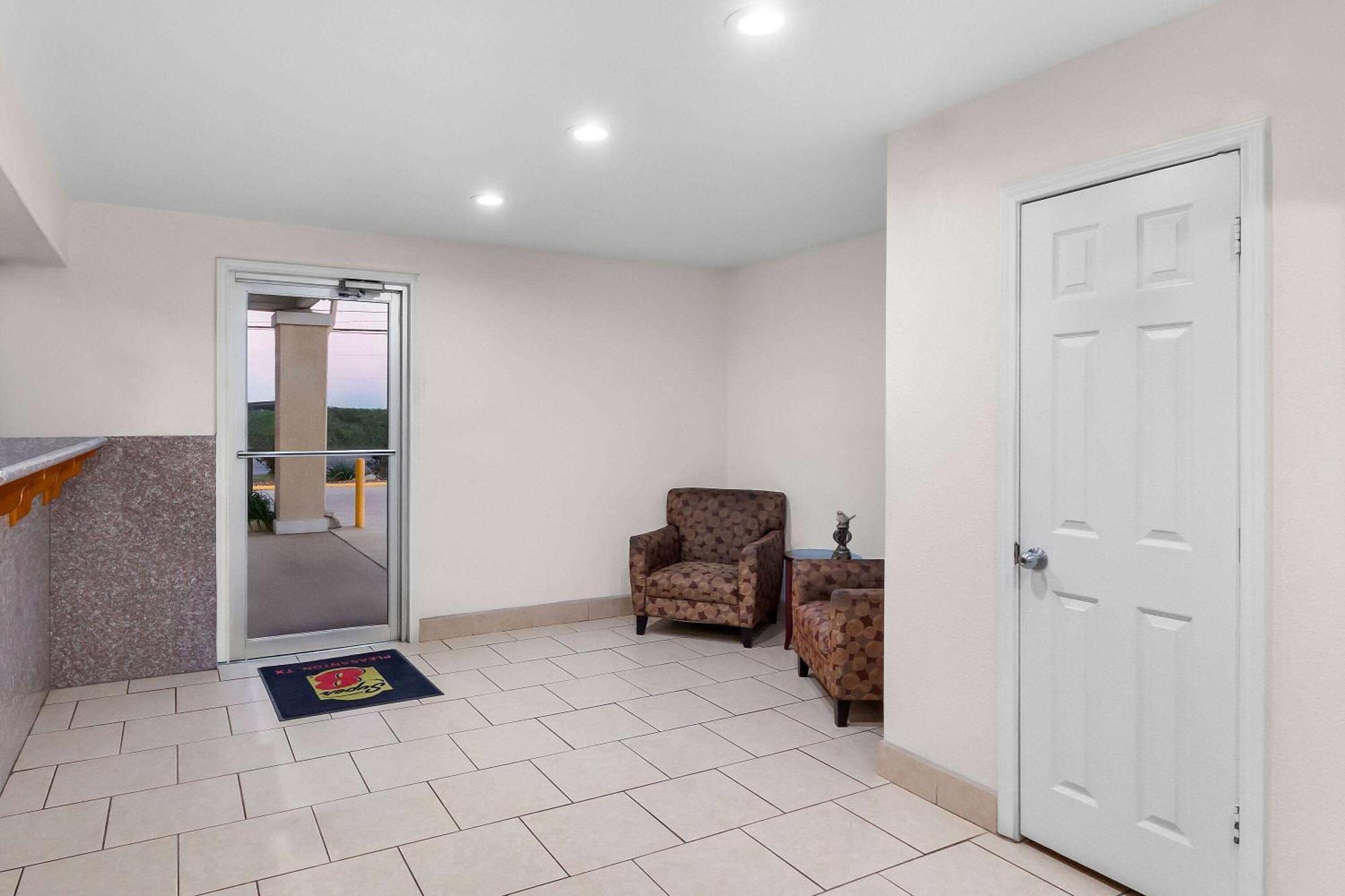 Motel Super 8 By Wyndham Pleasanton Esterno foto