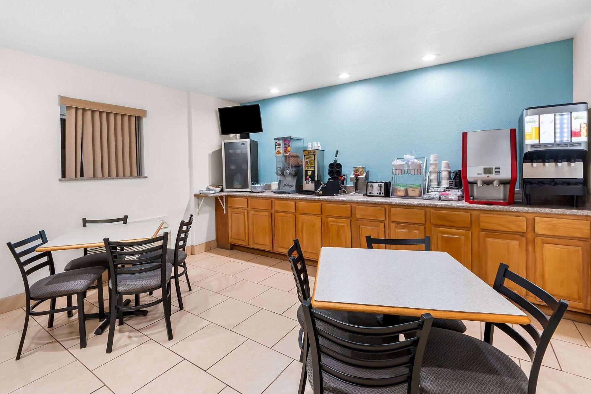 Motel Super 8 By Wyndham Pleasanton Esterno foto