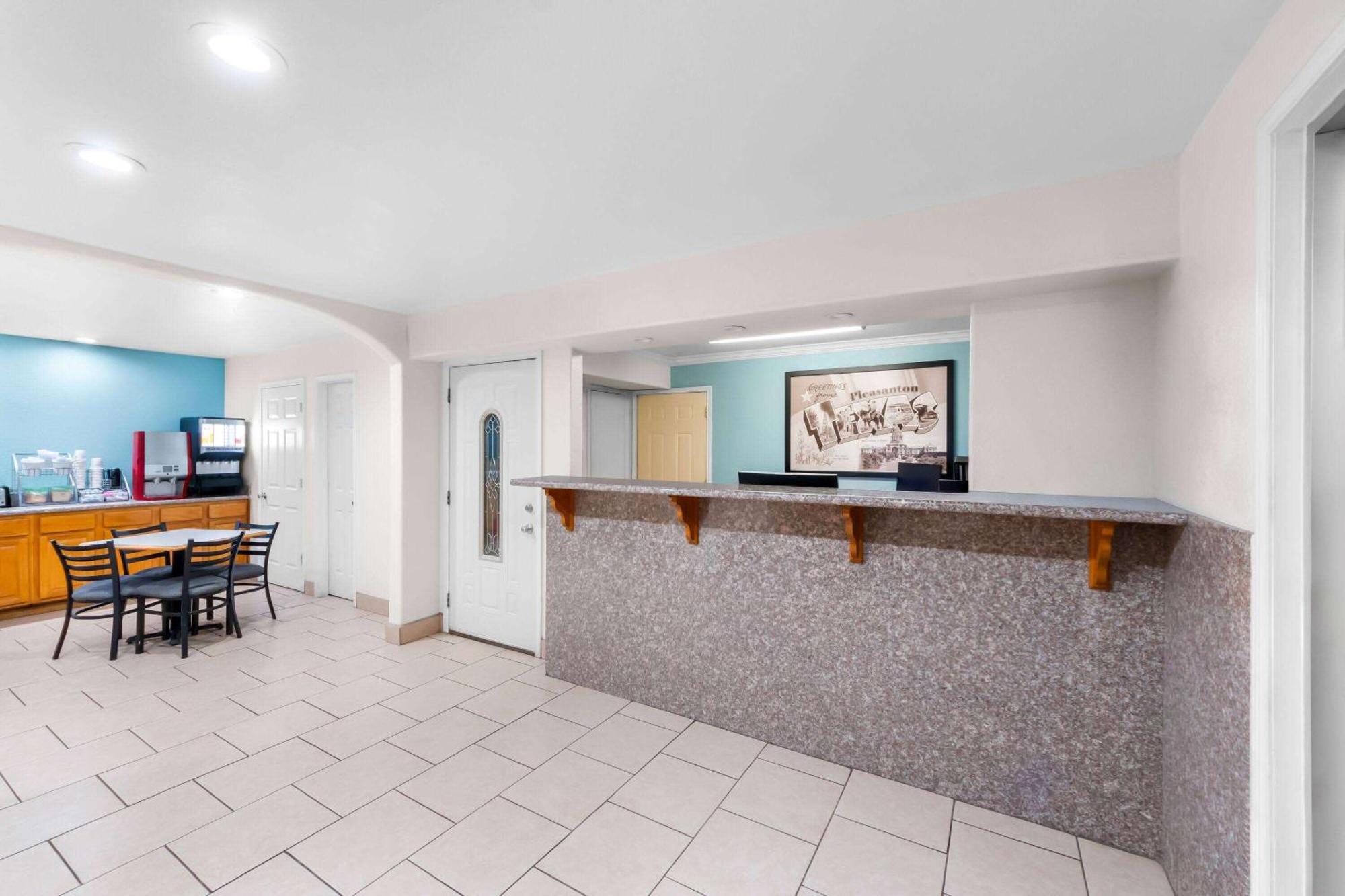 Motel Super 8 By Wyndham Pleasanton Esterno foto