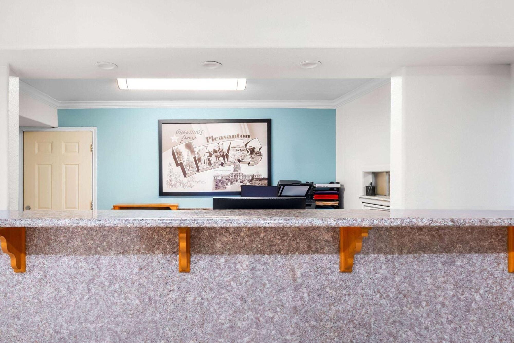 Motel Super 8 By Wyndham Pleasanton Esterno foto