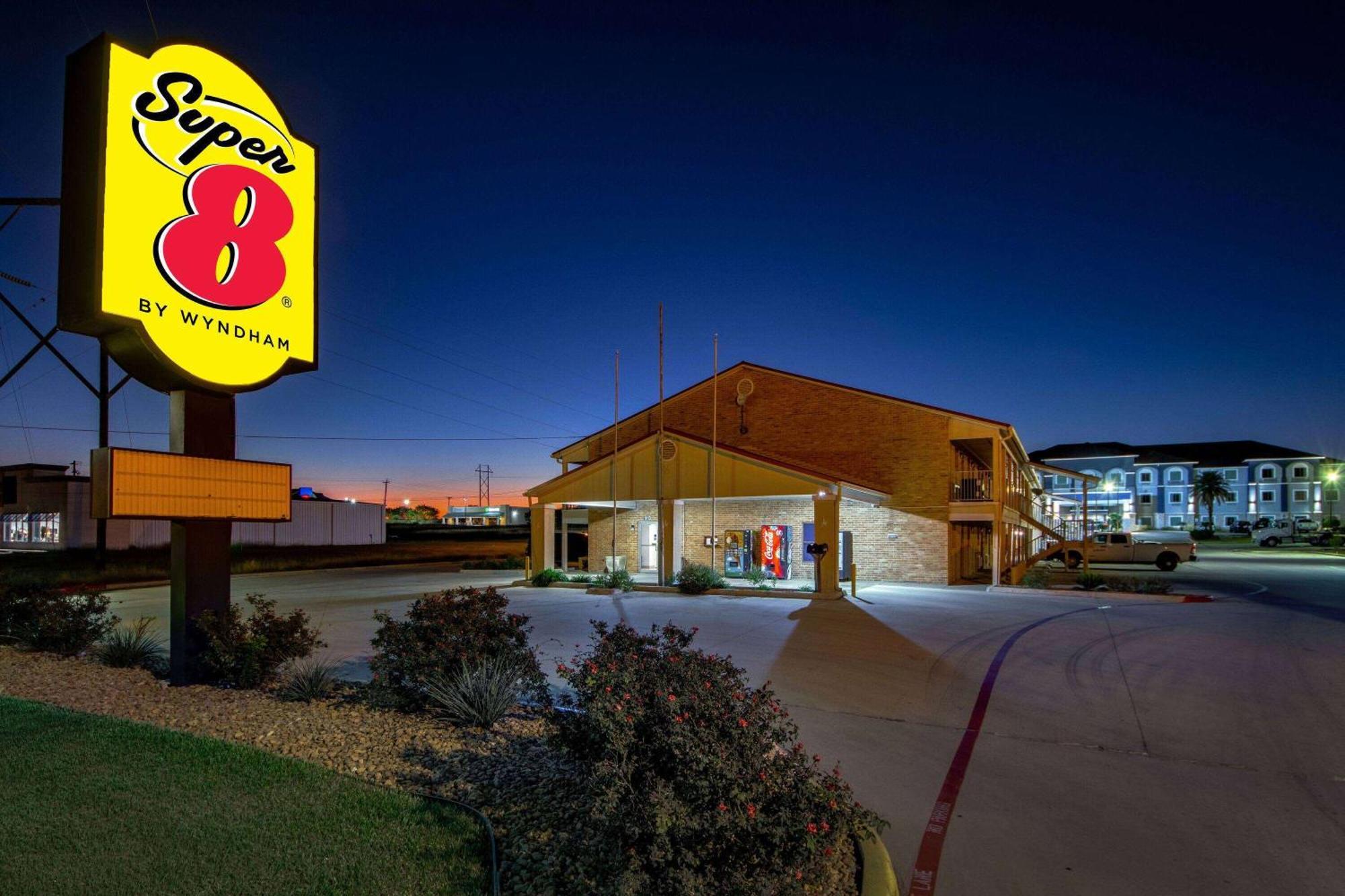 Motel Super 8 By Wyndham Pleasanton Esterno foto