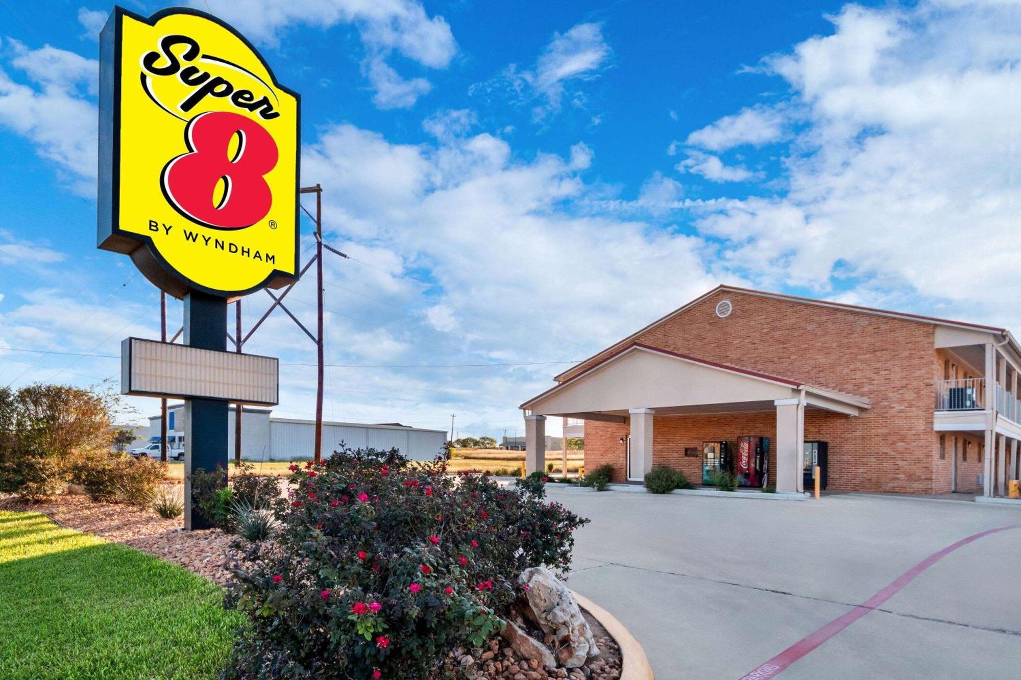 Motel Super 8 By Wyndham Pleasanton Esterno foto
