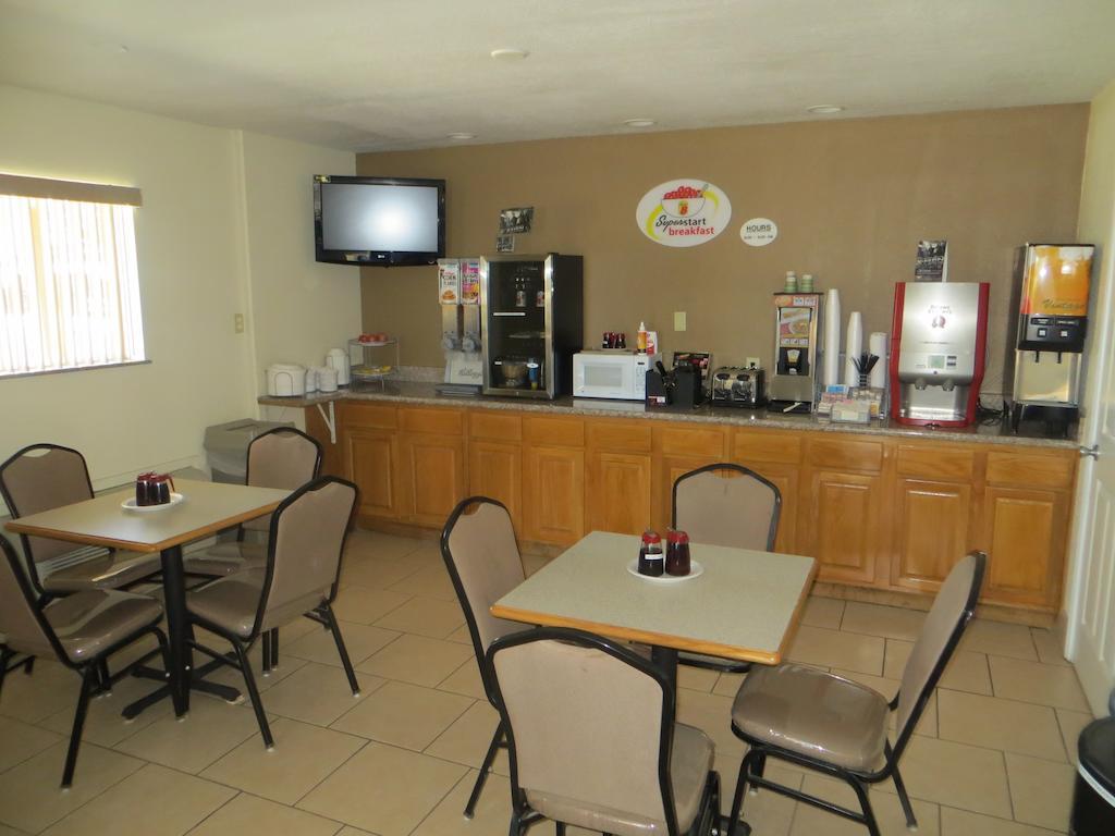 Motel Super 8 By Wyndham Pleasanton Esterno foto